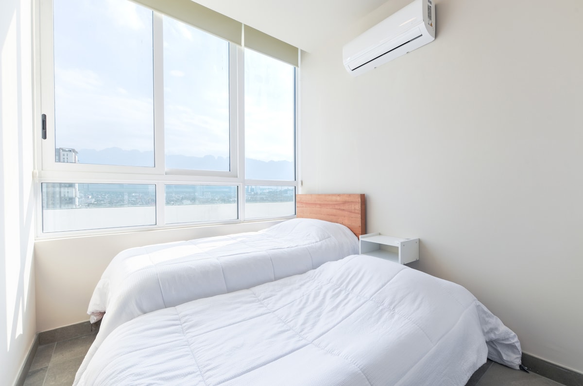 Druga spavaća soba s 2 jednostruka kreveta, roletama za zamračenje i klima-uređajem za hlađenje i grijanje. 