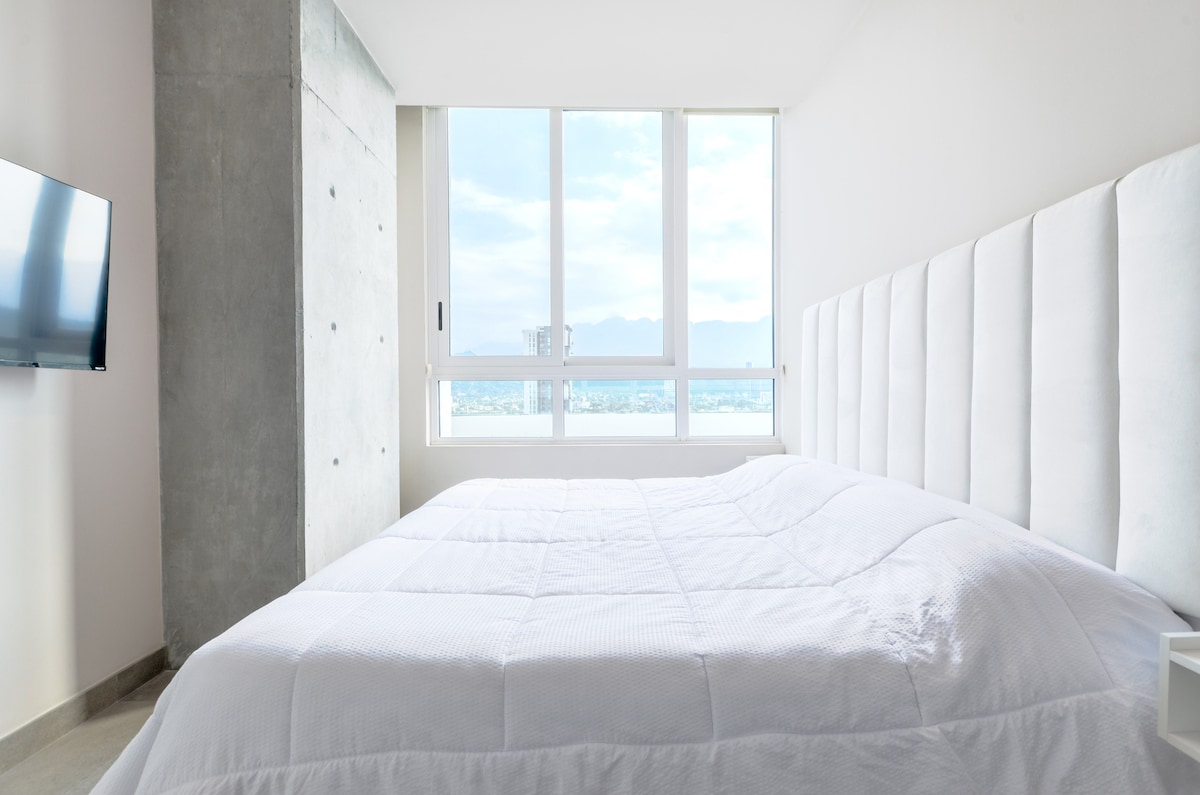 Glavna spavaća soba s bračnim krevetom, Smart TV-om, ormarom, roletama za zamračenje i klima-uređajem za hlađenje i grijanje. 

Imamo i vješalice za odjeću, dasku za glačanje i glačalo.