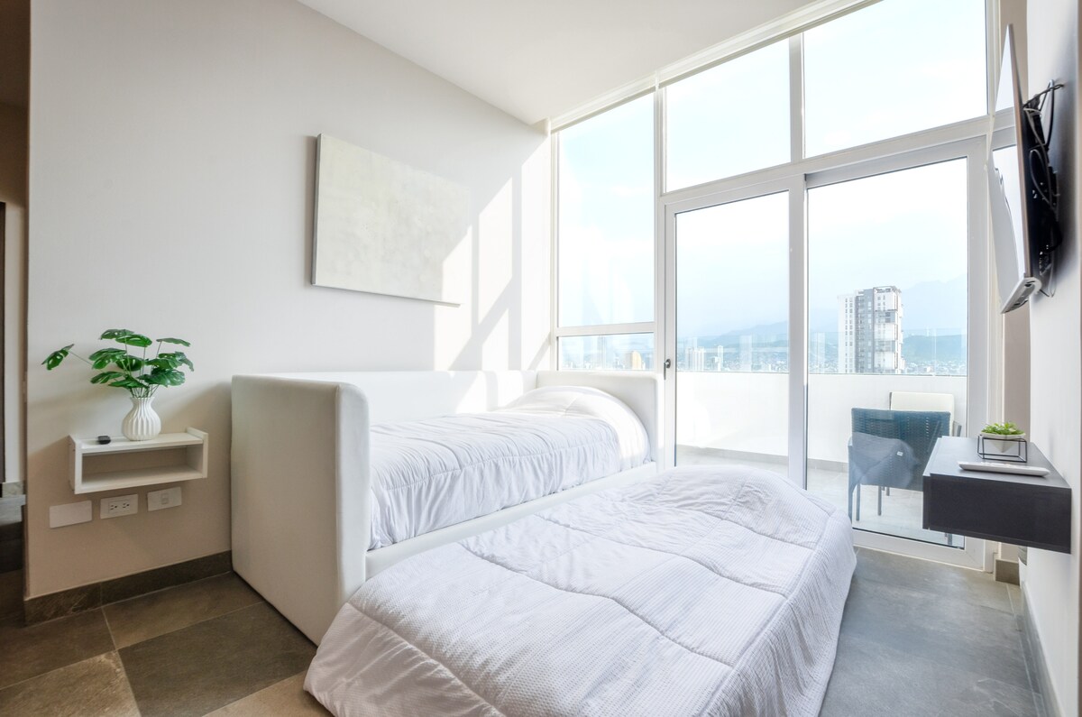 Soba s 2 jednostruka kreveta, Smart TV-om, klima-uređajem za hlađenje i grijanje. 

Izravan pristup privatnom balkonu.