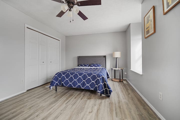 Táto spálňa má manželskú posteľ, inteligentný televízor a pripojenú kúpeľňu. Izba má vlastnú skriňu, žehliacu dosku a žehliaci box s nočným stolíkom. K dispozícii sú ďalšie vankúše.