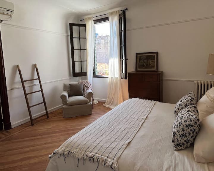 سرير بحجم كبير. أغطية سرير. خزانة ملابس. منافذ USB. هواء ساخن/بارد