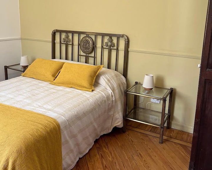 الدخول من الردهة المركزية.
سرير بحجم كوين، مع بياضات ودفء إضافي. يحتوي على مساحة تخزين للملابس. يحتوي على منافذ USB على المنضدة.
مكيف هواء