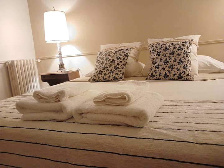 Cama King Size, super cómodas . Con Toallas y Toallones XL de primera !