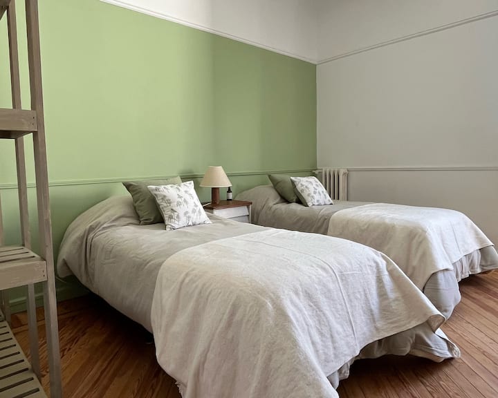 سريران مفردان. ملاءات سرير إضافية ولحاف. النافذة المواجهة للشرق تتلقى أشعة الشمس الصباحية.  ستائر. ستائر. مساحة تخزين. مكيف هواء. منافذ USB.