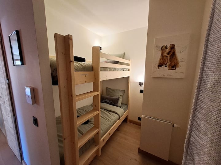 Prostor u brvnari s 2 kreveta od 90 cm. Ladice ispod kreveta za odlaganje stvari. 