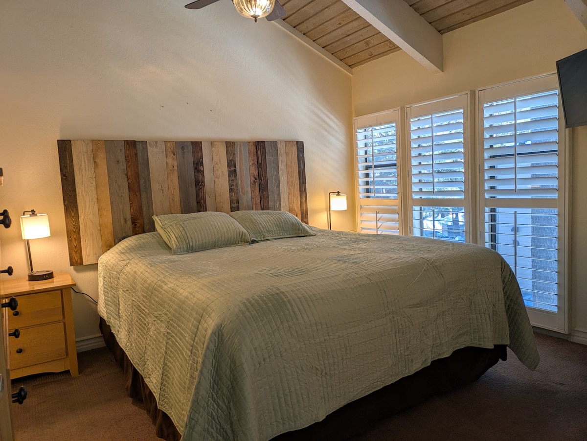 Главната спалня е много просторна, има телевизор и рафтове 