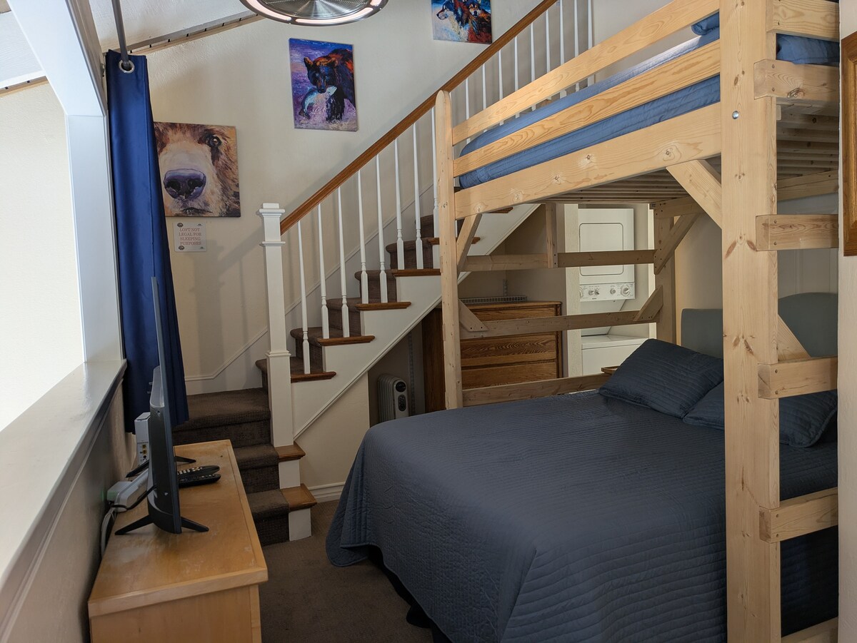 Втората спалня има двойно легло/двуетажно легло, собствен телевизор и вход към банята. Собствена тоалетна. Двете стаи споделят душ/баня/тоалетна. Тази стая е лофт и има отвор, който гледа към всекидневната. 