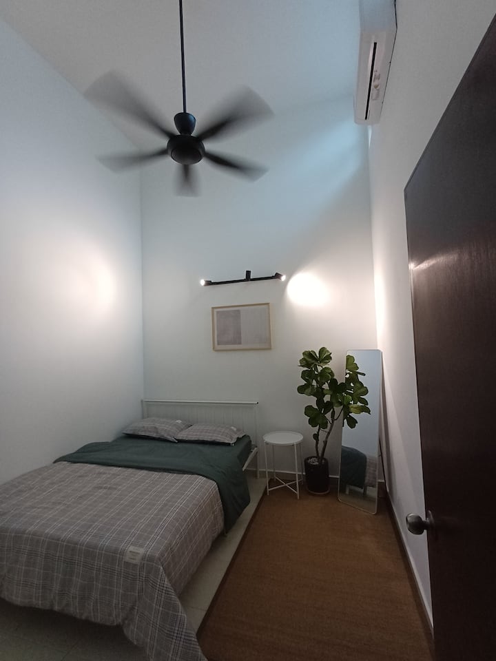 Kitanda aina ya Queen
Feni ya ndege +