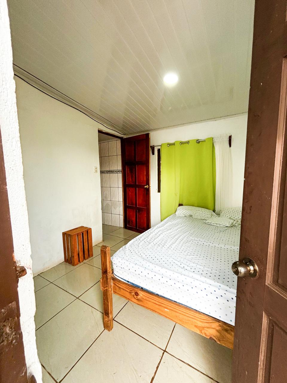 חדר שינה עם מיטה זוגית