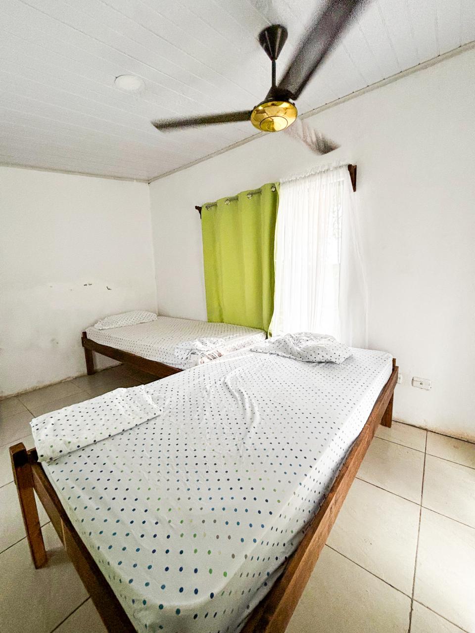 חדר עם שתי מיטות יחיד