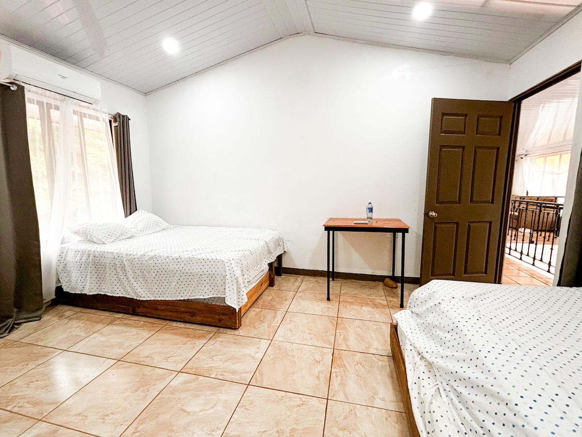 חדר עם שתי מיטות זוגיות