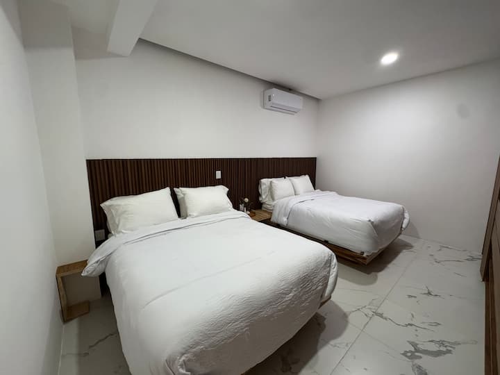 La quinta recámara cuenta con dos camas queen size, esta habitación no tiene ventanas ni balcón, protegiendo la seguridad de los niños.
