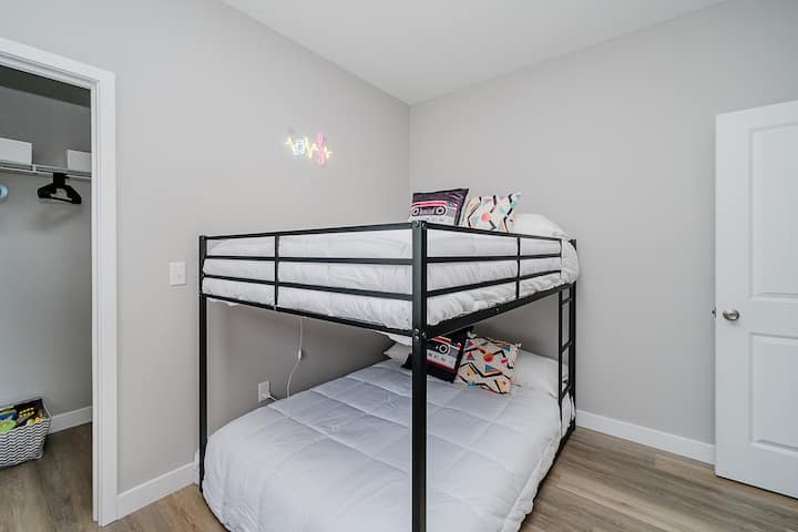 Ingia kwenye miaka ya 80 ukiwa na neon, uchangamfu na vitanda vya ghorofa tayari kwa ajili ya kikundi chako.