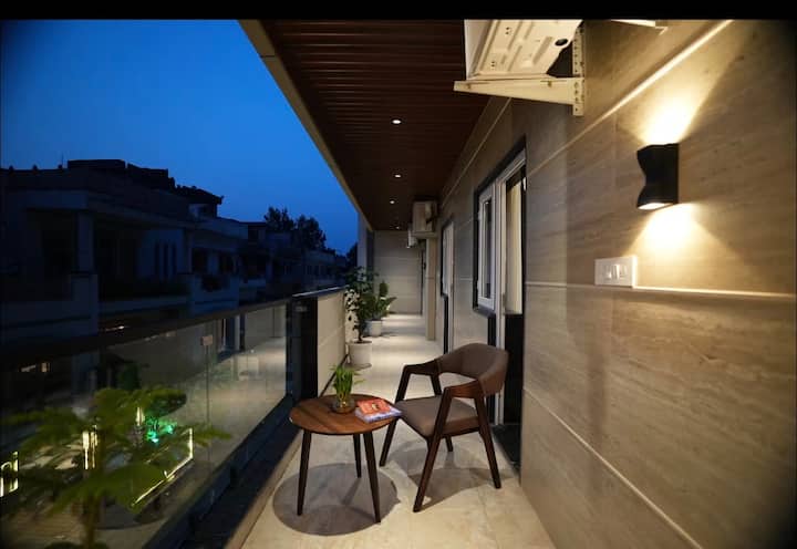 Pearl Of Varanasi · 2bhk W/ Balcony | Sleeps 6 - Varanasi