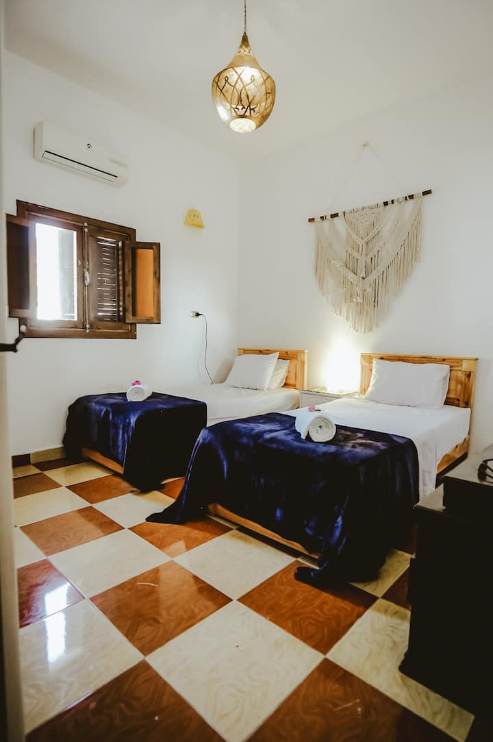 2 jednostruka kreveta koja se mogu postaviti kao veliki super king bračni krevet. Mnogo prostora za garderobu, toaletni stolić i noćni ormarić.