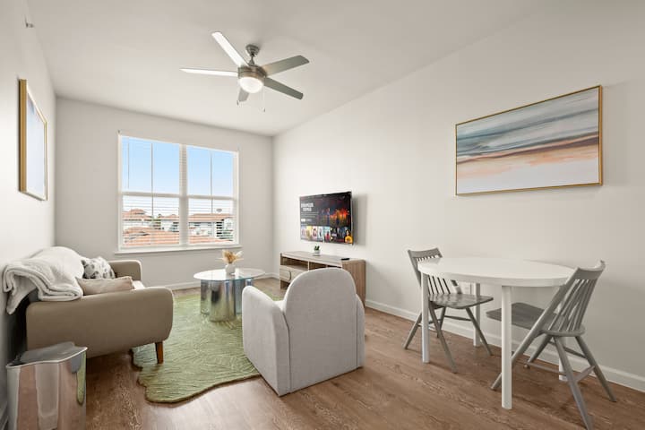Cozy Corner ~ Pool ~ Gym ~ Wi-fi ~ Free Parking - Pflugerville, TX