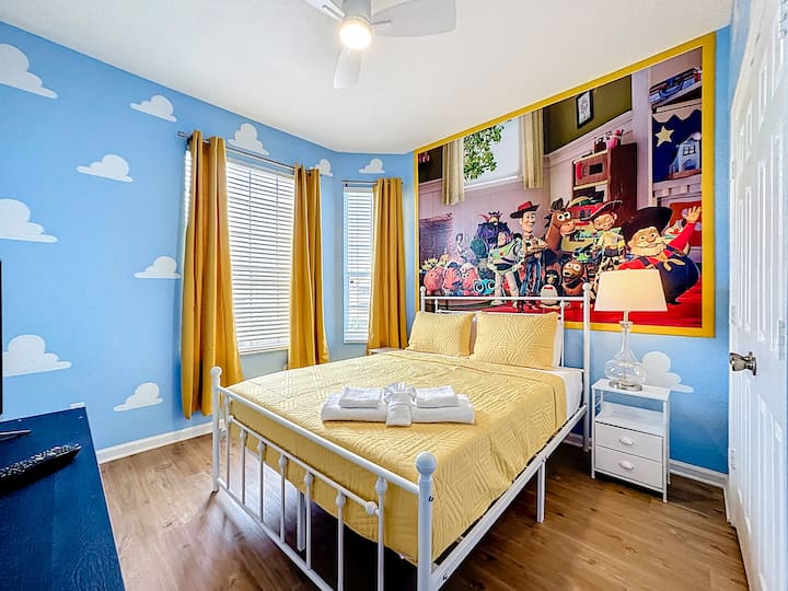 Duerme bajo la imaginación de Woody y sus amigos en esta habitación temática de Toy Story.