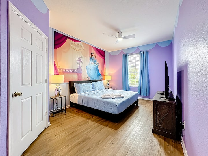 Disfruta de ser llevado en este castillo de Cenicienta temático Master en-suite,  perfecto después de un largo día.  
