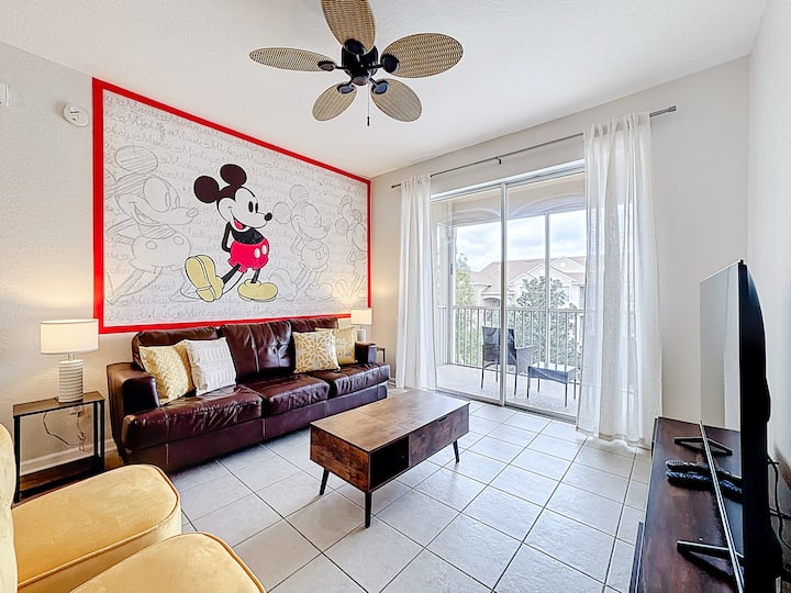 Relájate, ve una película en una sala de estar temática de Mickey en los nuevos televisores inteligentes LED de 58 pulgadas.