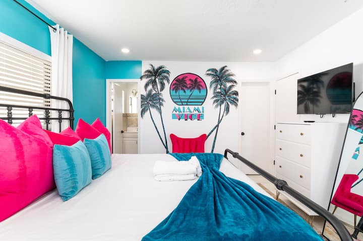 Habitación Miami Vice: el dormitorio principal ofrece un refugio ideal para los huéspedes que buscan una capa adicional de
privacidad.