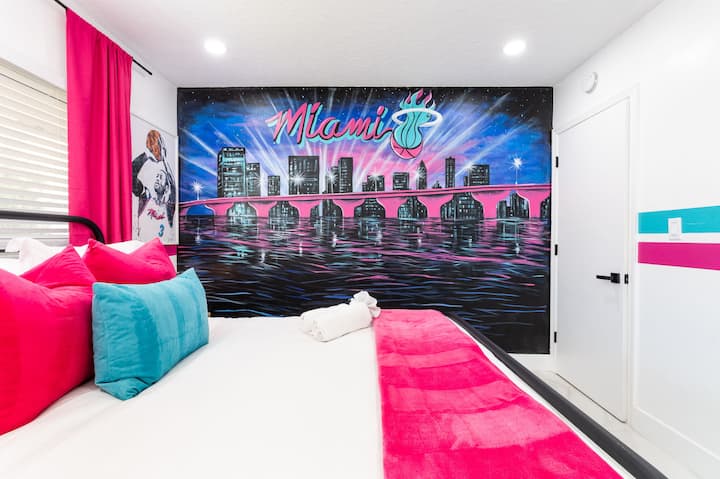Habitación Miami Heat: las habitaciones elevarán tu estado de ánimo con sus brillantes y divertidas obras de arte temáticas de Miami.