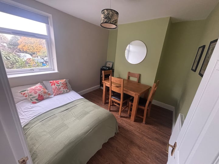 Საწოლთან ერთად გამოყვანილია 