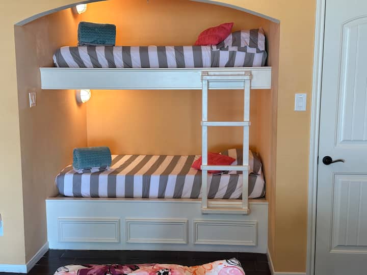 Esta habitación tiene dos camas individuales y las literas.