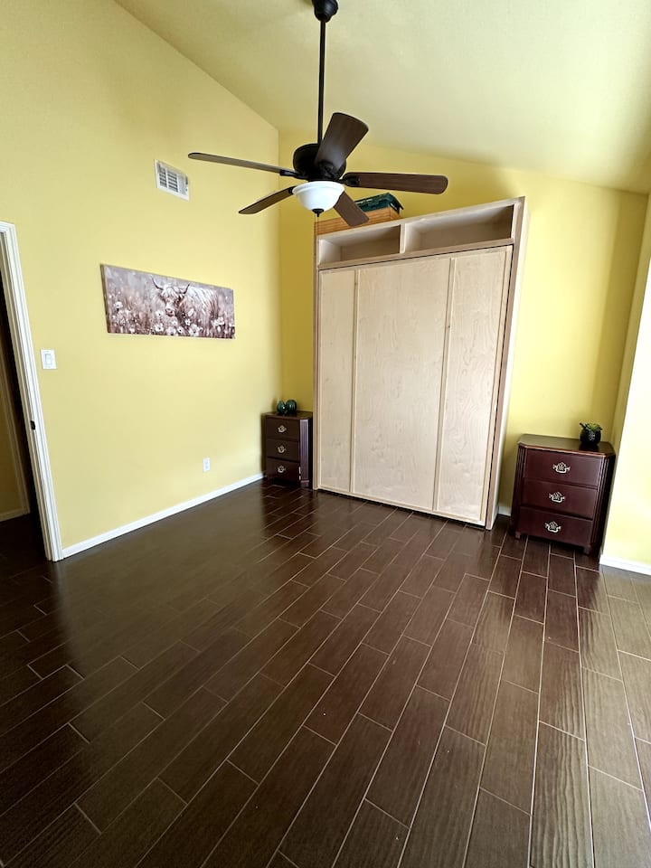 Nuestro dormitorio principal tiene una cama abatible. Esto te da la maravillosa opción de colocar tu esterilla de yoga. Por favor, avísanos antes de tu llegada y podremos hacer esta cama para ti. 