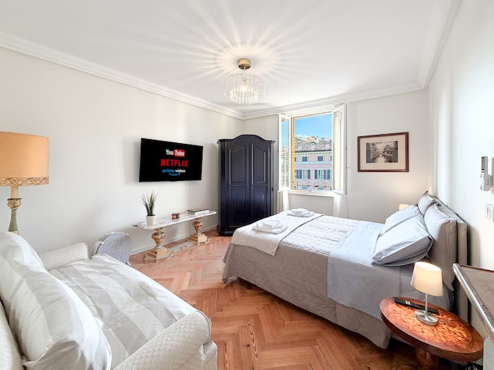 Un dormitorio con impresionantes vistas a la Piazza Mazzini y la torre Ghirlandina, símbolo de Módena. Equipado con aire acondicionado, purificador de aire, cama doble y Smart TV 4K con conexión a Internet.