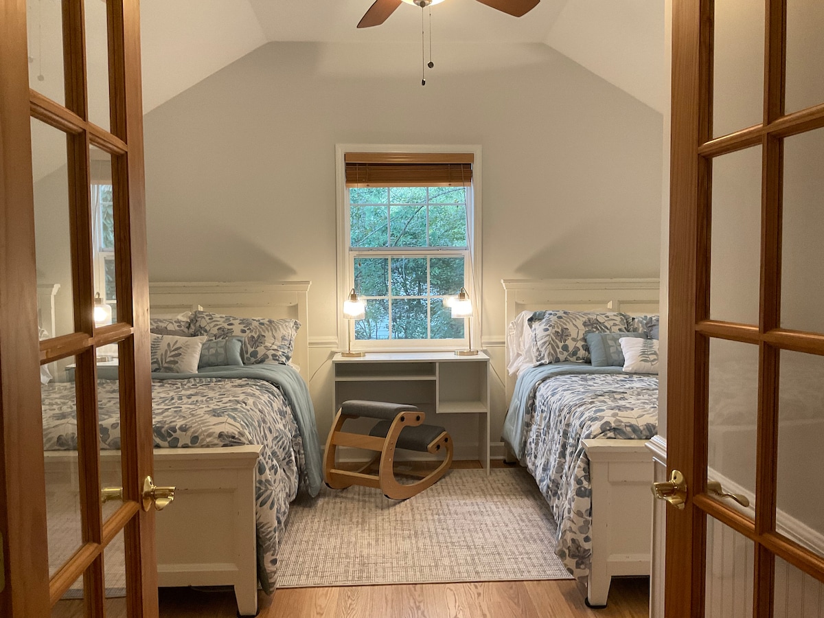 Bračni kreveti na katu uz TV/sobu za igre na sreću.