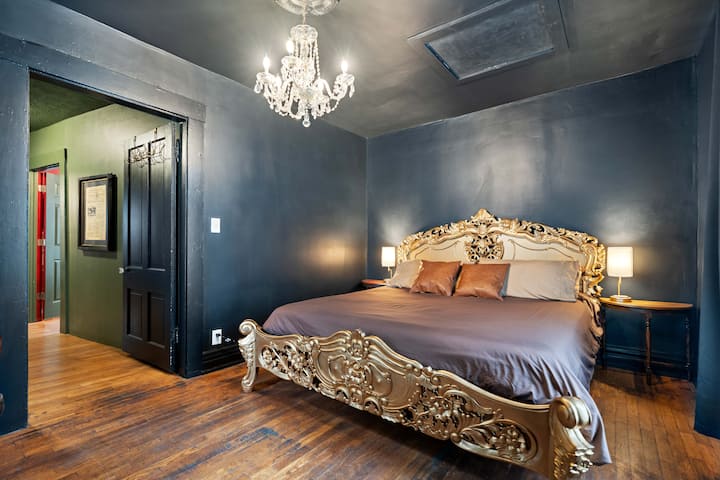 Weller-ის 12 წლიანი ლუქსი - შავი კედლები, თბილი ხის იატაკი და ოქროსფერი აქცენტები ქმნის ბურბონის სტილით შთაგონებულ საკურთხეველს, რომელიც ტემპურ-პედიკის სამეფო ზომის საწოლის გარშემოა ორიენტირებული.