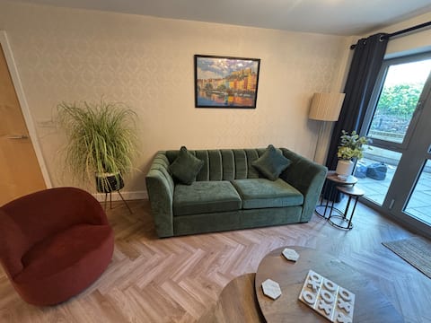 Top performing Airbnb: 2 Bedroom City Centre garden flat with Parking in Central