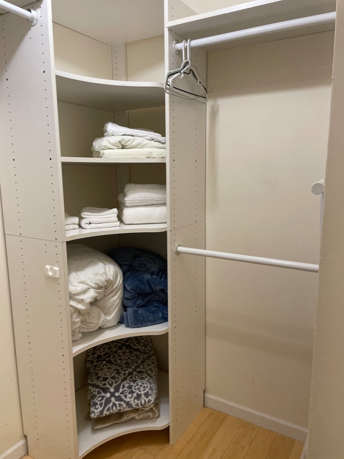 Chic & Serene NE Philly Stay l Desk + In-Unit W/D