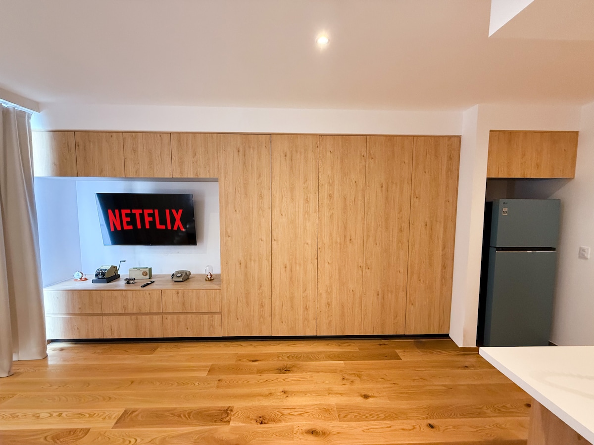 Top Airbnb: Stylish Sta. María Loft w/Balcony | Rooftop + Gym in Santa María La Ribera