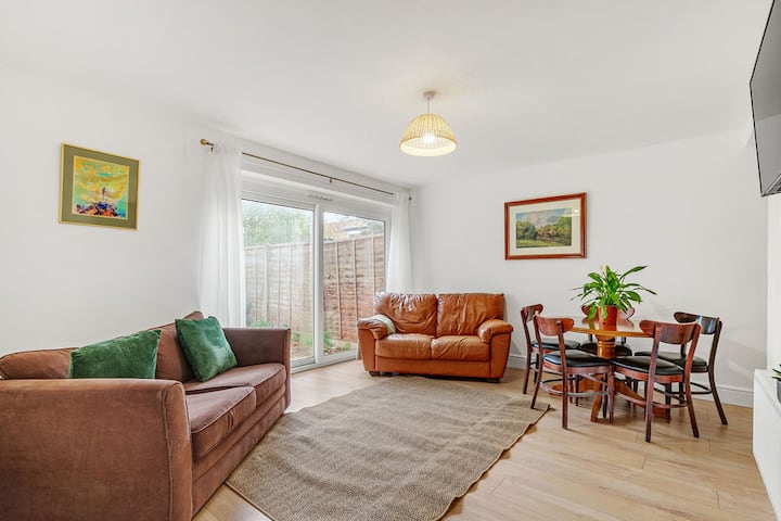 Spacious East London House With Parking - Ilford
