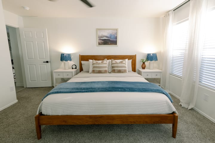 غرفة نوم فسيحة بسرير كينج