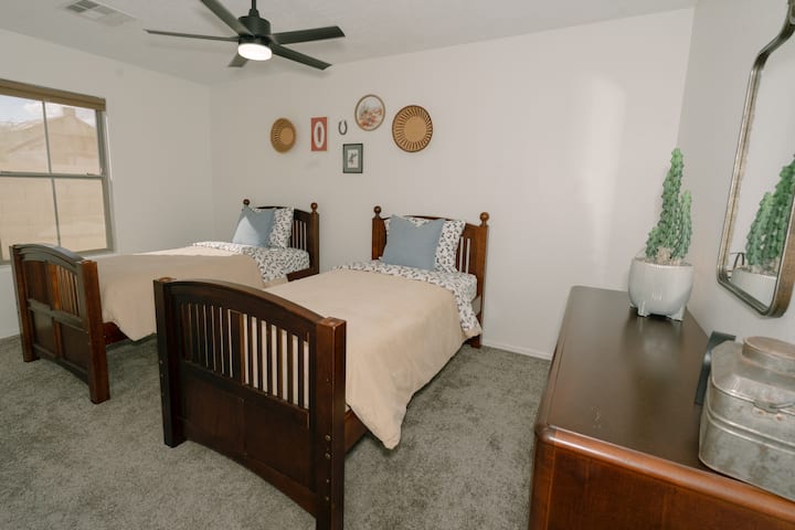 غرفة نوم كبيرة تضم سريرين صغيرين