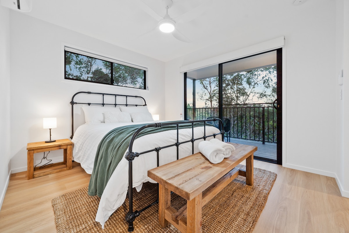 سرير بحجم كوين مريح للغاية مع شرفة خاصة وحمام داخلي. 

لدينا سرير قابل للطي/قابل للطي مريح متاح في الرداء، مع أغطية السرير، إذا كنت بحاجة إلى سرير إضافي. 