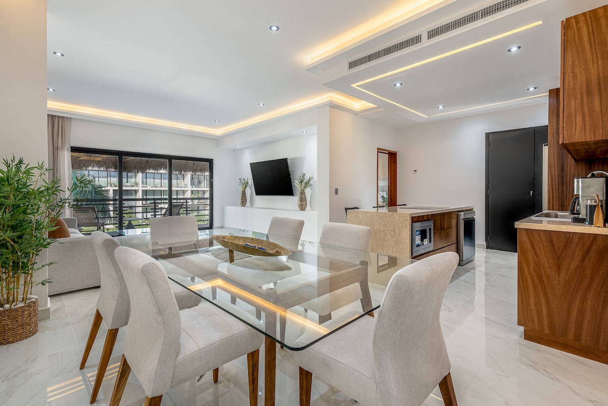 Popular Airbnb listing: Penthouse Azul rooftop pool steps to beach in Gonzalo Guerrero