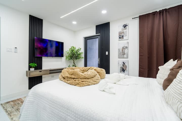 Minimalistička udobnost u kombinaciji s profinjenošću — idealno za parove, prijatelje ili digitalne nomade.