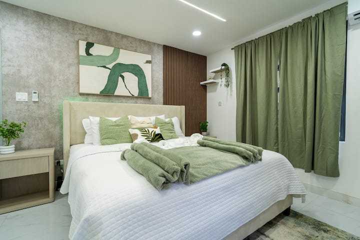 Luksuzni bračni krevet, posteljina od finog pamuka, topla rasvjeta za savršen san