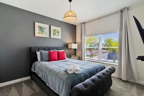 Kitanda aina ya Queen, Bafu kamili na bafu. Televisheni.