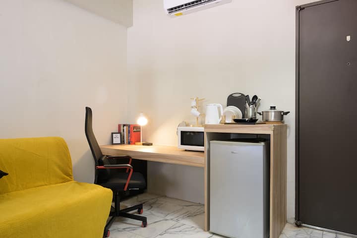 Workspace evidence from Monthly rent 3 mins to Zhongxiao Xinsheng Station/Huashan Arts Center/Sanchuang/Elevator Security Double Studio/Kitchenette/Private Washing and Drying
