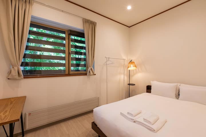 El dormitorio 1 con 1 cama doble se encuentra en el sótano con acceso al baño completo 1, también ubicado en esta planta