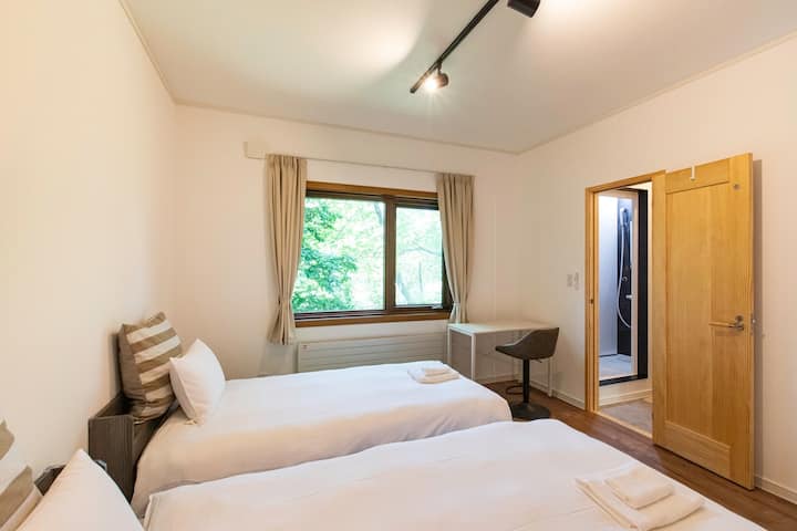 El dormitorio 3 con 2 camas individuales está conectado al baño completo 3
