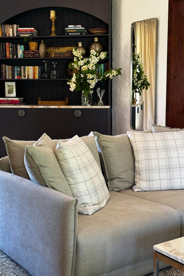 חם ונוח בחורף, אוורירי וקריר בקיץ. אזור המגורים מציע נופים בלתי מופרעים של הגנים, האגנים והגבעות הרחוקות. 