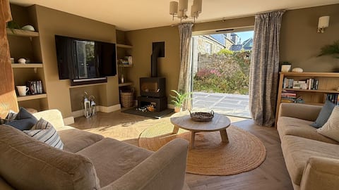 Successful Airbnb property: Luxurious and Spacious Seaside Sanctuary in Criccieth