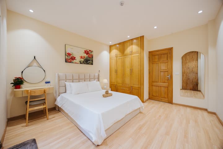 מיטה קינג סייז נוחה בגודל 1.6 מ' * 2 מ' מתאימה לשני אנשים
המצעים תמיד נקיים ובריח טוב כדי שתוכלו לישון טוב