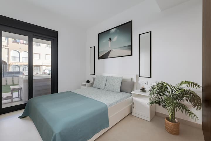 Camera da letto luminosa e accogliente con letto comodo. L'accesso diretto alla terrazza aggiunge comfort e privacy.