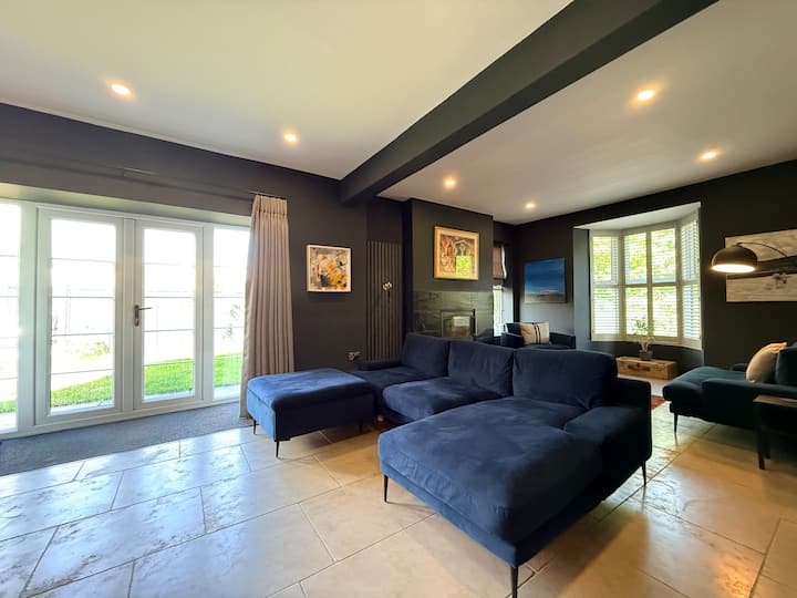 Stylish 3 Bed 3.5 Bathrooms, Garden, Crickhowell - Crickhowell